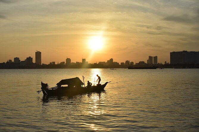 Phnom Pehn City Must See Highlight Guided Tour - Sihanouk statue and the Central Market walk, where Phnom Penh breathes
