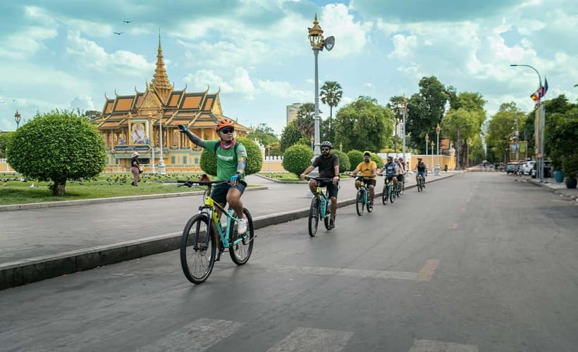 Phnom Penh: Bike & Boat Tour / E-Bike Available - Sisowath Riverside Park plus a local café break