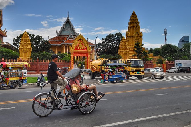 Phnom Penh city Tour by Cyclo - Wat Phnom: a landmark built in 1372 (and still central)
