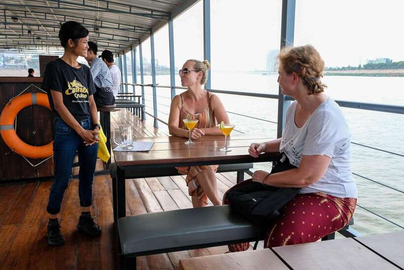 Phnom Penh: Mekong Sunset Dinner Cruise with Live Music - Choosing the 5pm sunset or 7pm city-lights cruise