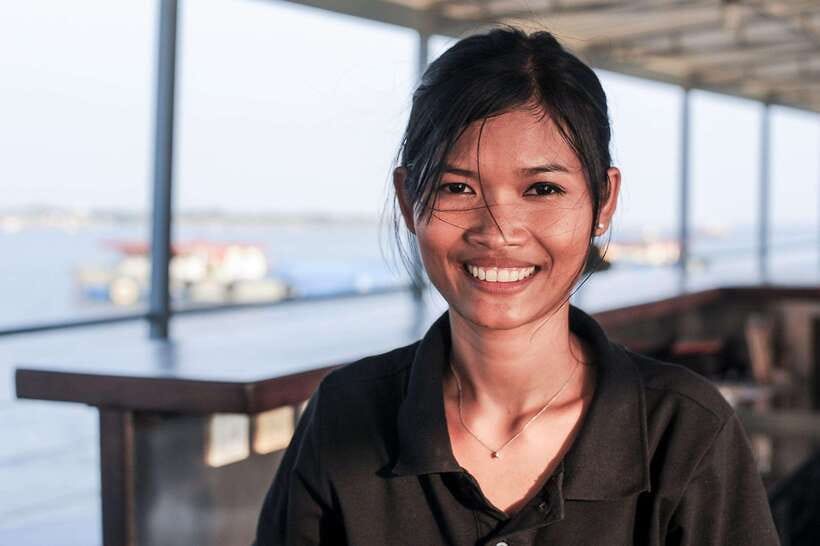 Phnom Penh: Mekong Sunset Dinner Cruise with Live Music - What the boat experience feels like up close