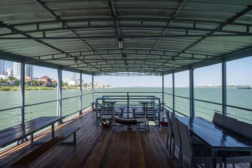 Phnom Penh: Mekong Sunset Dinner Cruise with Live Music - Live Khmer music onboard: the main event, not just background