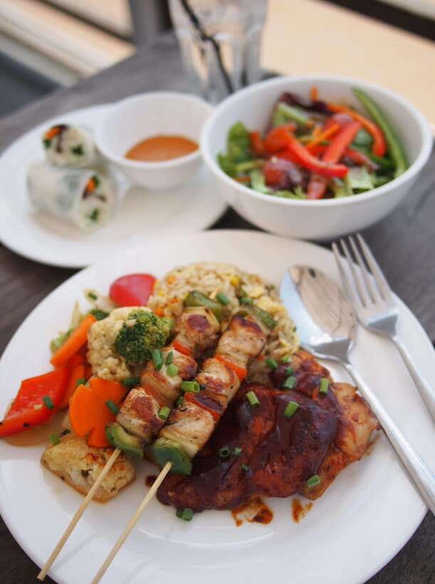 Phnom Penh: Mekong Sunset Dinner Cruise with Live Music - The dinner package: what you get for the price