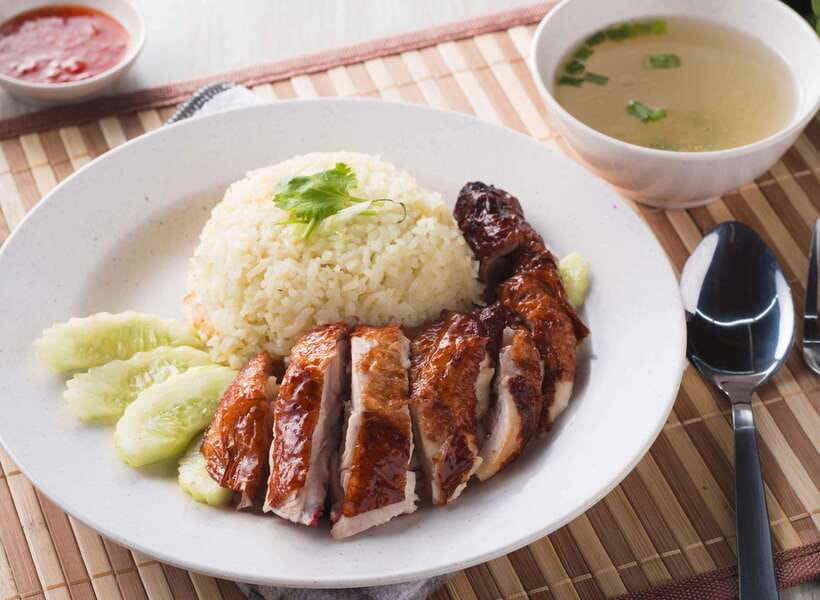 Phnom Penh: Morning Foodie, Market Walking & Street Art Tour - Morning Start in Phnom Penh, Market Snacks and City Walls