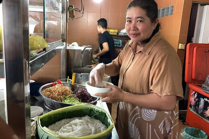 Phnom Penh Night City Highlights & Local Food tour by Tuktuk - Key Highlights You’ll Notice Fast