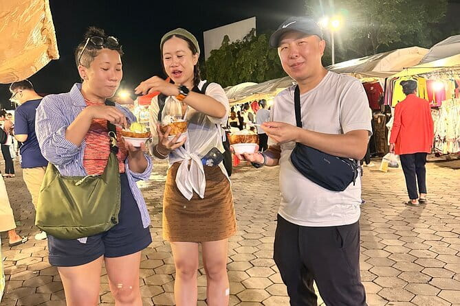 Phnom Penh Night City Highlights & Local Food tour by Tuktuk - Sophath Noodle Stop Near BotumVatey Pagoda: A Meal With a Story
