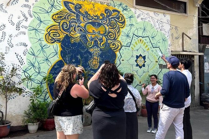 Phnom Penh's Morning Market and Street Art Tour by Tuk tuk - Stop 2: Hidden murals in Sangkat Boeung Kak 1