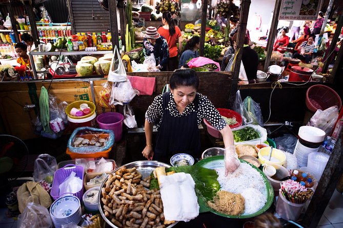 Phnom Penh's Morning Market and Street Art Tour by Tuk tuk - Stop 1: Boeung Keng Kang Market and the first breakfast boost