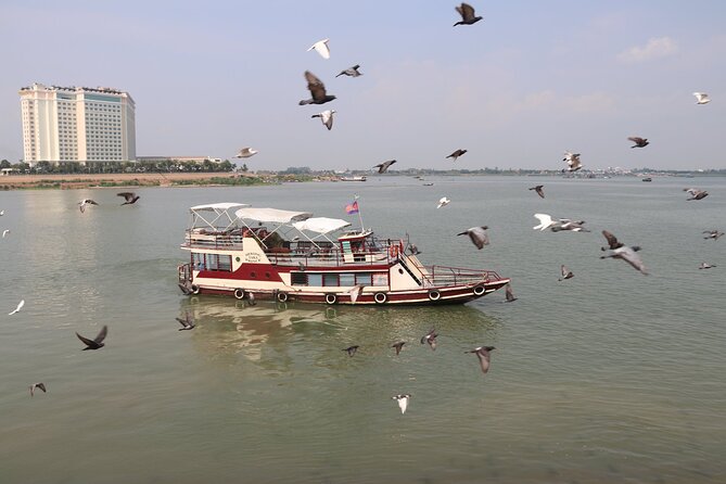 Phnom Penh to Siem Reap Cruise/road tour or Siem Reap/Phnom Penh - Tonle Sap and Koh Chen: floating villages and riverbank life