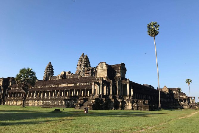 Private Angkor Sunrise Guided Tour - Angkor Thom and Bayon: the thousand faces moment