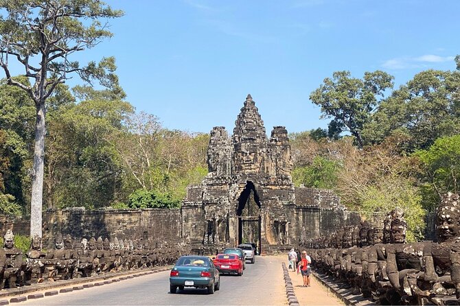Private Angkor Wat and Lost Temple Jungle Tour - Stop 2: Angkor Thom South Gate, the entry moment with meaning