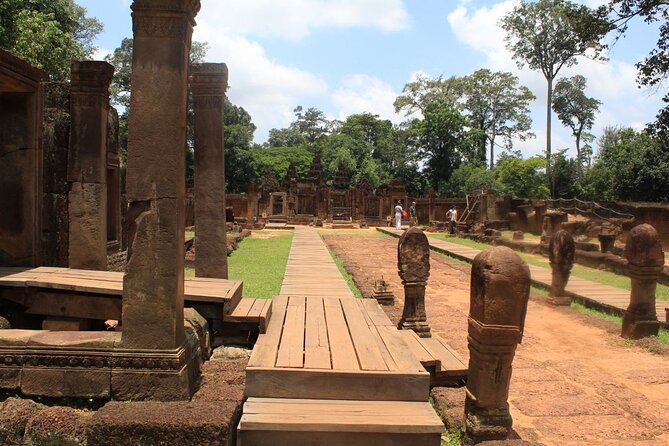 Private Banteay Srei and 4 Temples Guided Tour - Comfort on the road: air-conditioning, cold towels, and bottled water