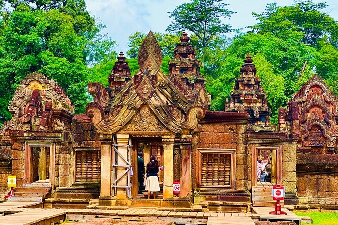 Private Banteay Srei Kbal Spean Tours and Landmine museum - Banteay Srei: the pink sandstone temple walk you can actually enjoy