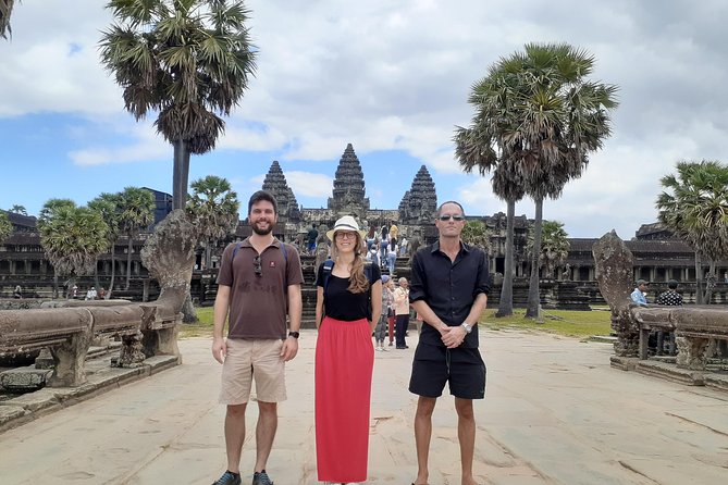 Private guided Full -day Angkor tour with sun set - Angkor Thom: the South Gate drama and the Bayon center of gravity