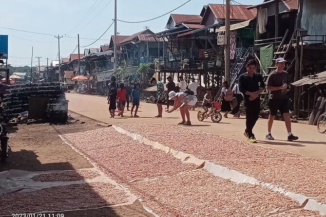 Private Half-Day Tour to Kampong Phluk Flooded Forest and Floating Villages - The Guide Experience: English, Explanations, and Keeping Your Day On Track