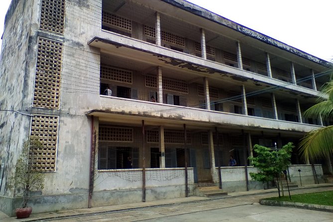 Private Half Day Trip to Genocidal Museum & Killing Field - Phnom Penh’s Toughest Half Day: Tuol Sleng and Choeung Ek