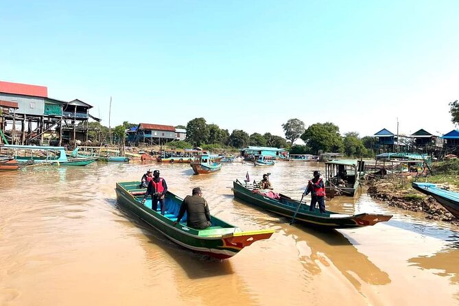 Private Kompong Phluk Floating Village Guided Tour - The Main Boat Tour: Floating Buildings and the Market Scene