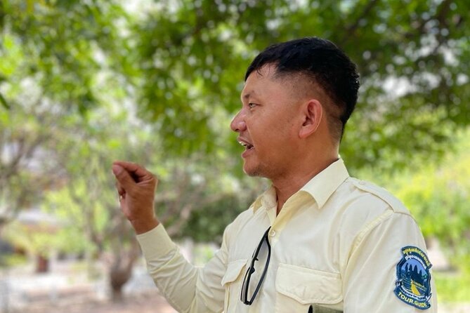 Private Phnom Penh Tour: Royal Palace & Killing Fields - Wat Ounalom: a quieter temple near the riverfront