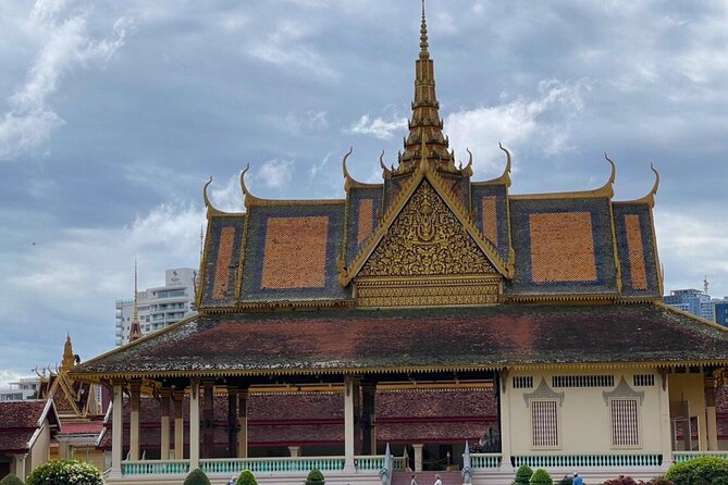 Private Phnom Penh Tour: Royal Palace & Killing Fields - Central Market: shopping with purpose under the 1937 dome