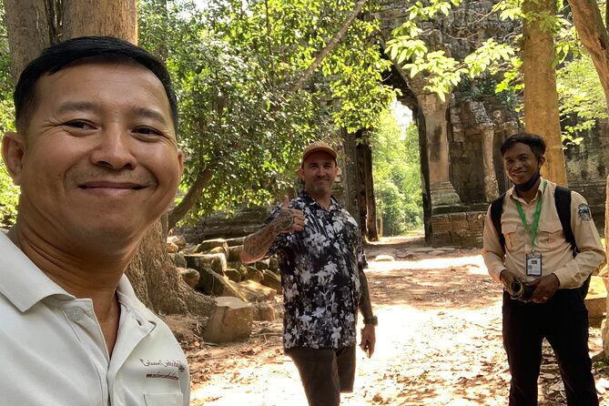 Private Taxi Siem Reap to Phnom Penh, Reliable Driver, Transfer - Skun Stop for the Tarantulas Market Break