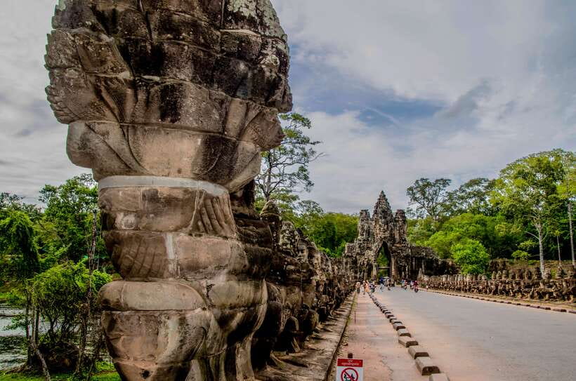 Seat-In-Coach: Small Circuit tour with Sunrise at Angkor Wat - Ta Prohm up close: jungle vines and photo strategy