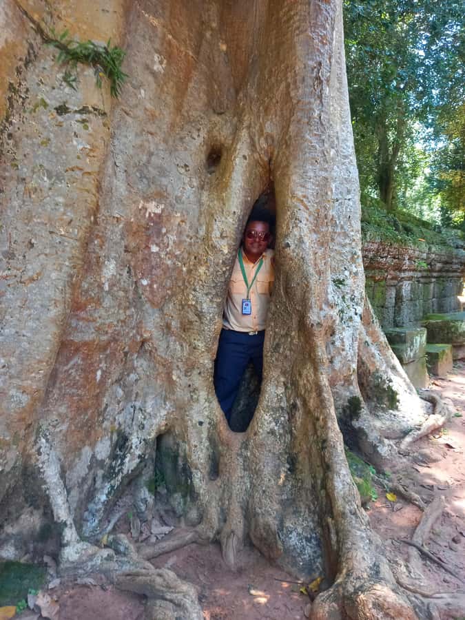 Shared day tour with Spanish-speaking guide at Angkor Temple. - 8 hours with a Spanish-speaking guide, in a small group (max 9)