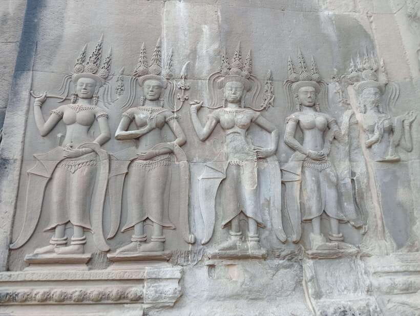 Siem Reap: Angkor Full-Day Group Tour with Japanese Guide - Bayon: the faces that make Angkor feel personal