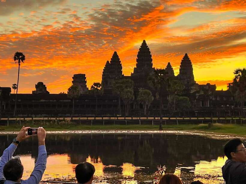 Siem Reap: Angkor Wat 2-Day Tour with Sunrise and Sunset - Entering Angkor Wat with the right timing