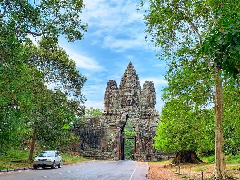 Siem Reap: Angkor Wat Private Tour by Tuk Tuk - Angkor Wat: From Vishnu Temple to National Symbol