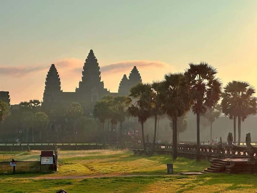 Siem Reap: Angkor Wat Private Tour with Sunrise - One-day tour: Small Circuit with sunrise, built for the classics