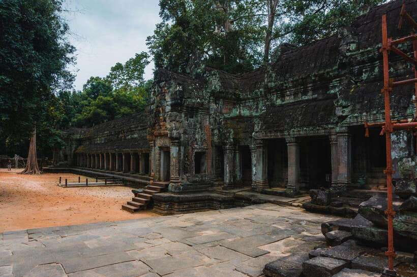 Siem Reap: Angkor Wat Small-Group Full Day Tour and Sunset - Angkor Wat: the scale hits hardest when you approach it from inside the complex