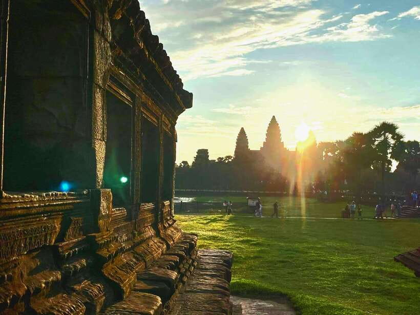 Siem Reap: Angkor Wat Sunrise Tour With Small Group - Bayon Temple: giant faces, real meaning, and good walking time