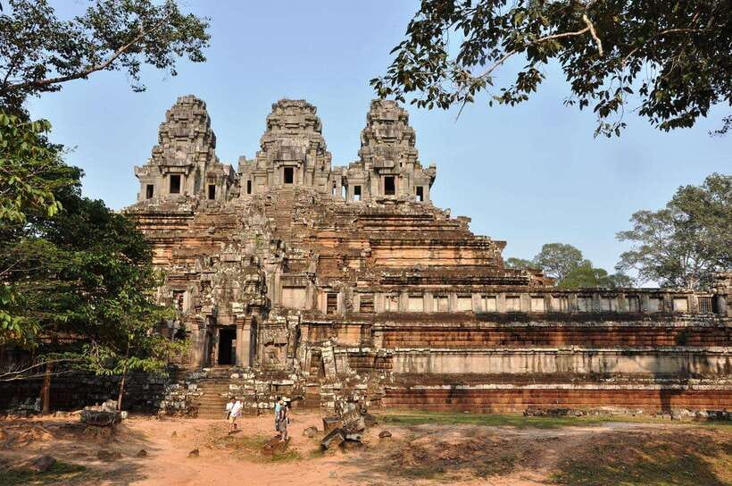 Siem Reap: Angkor Wat Tour Explore The Most Iconic Temples - Bayon Temple in Angkor Thom: 200+ faces and daily life carvings