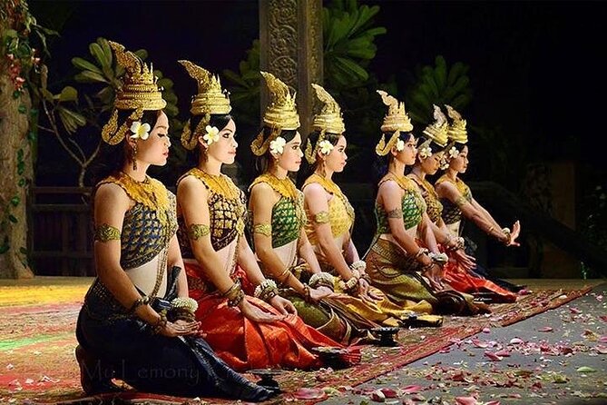 Siem Reap: Apsara Dance Show & Dinner with Tuk-Tuk Transfers - From pickup to showtime, the 90-minute flow