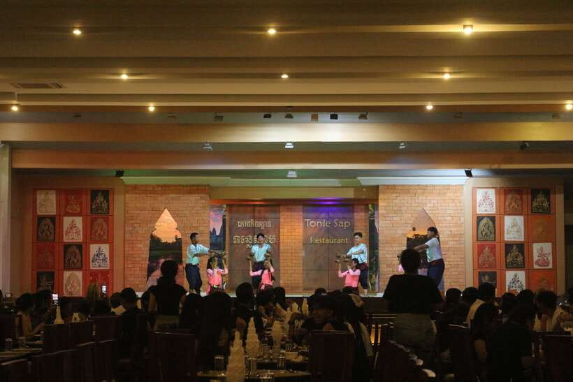 Siem Reap: Apsara Dance Show & Dinner with Tuk-Tuk Transfers - The Apsara Show at 7:00 PM: Five Sets, Live Music, and Meaningful Gestures