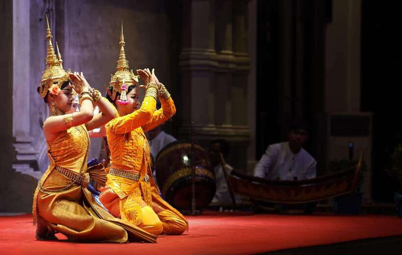 Siem Reap: Apsara Show Including Dinner & Hotel Pickup - What you’ll do before the dancing starts, photo stop and venue arrival