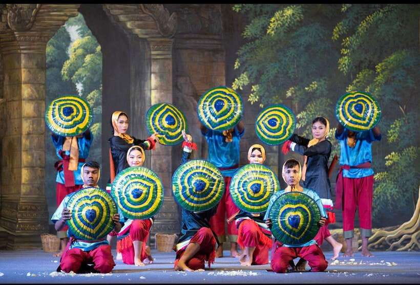 Siem Reap: Apsara Show Including Dinner & Hotel Pickup - Who this Apsara dinner show is for, and who should think twice