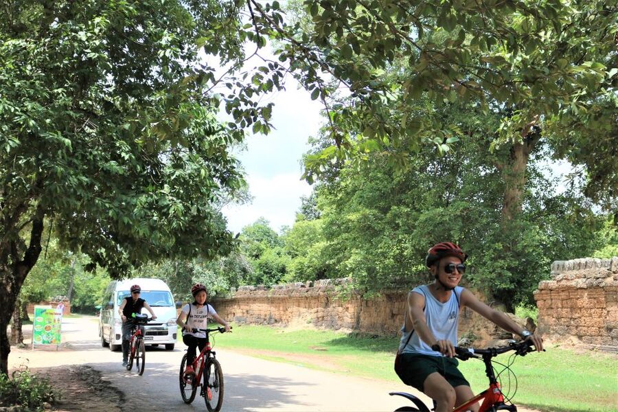 Siem Reap: Bike Rental - The return ride: following the Angkor Thom wall