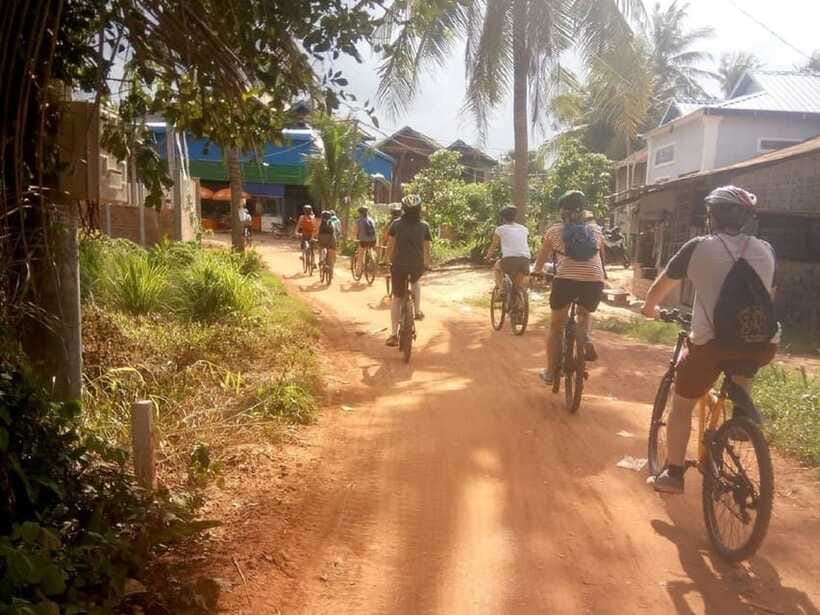Siem Reap: Countryside Cycle and Local Village Life Tour - Duck farming and rice lessons before lotus sunset