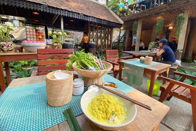 Siem Reap Evening Food Tour - Inclusive 5 stops Local Tastings - Street 60 at night: barbecued chicken and the insects section