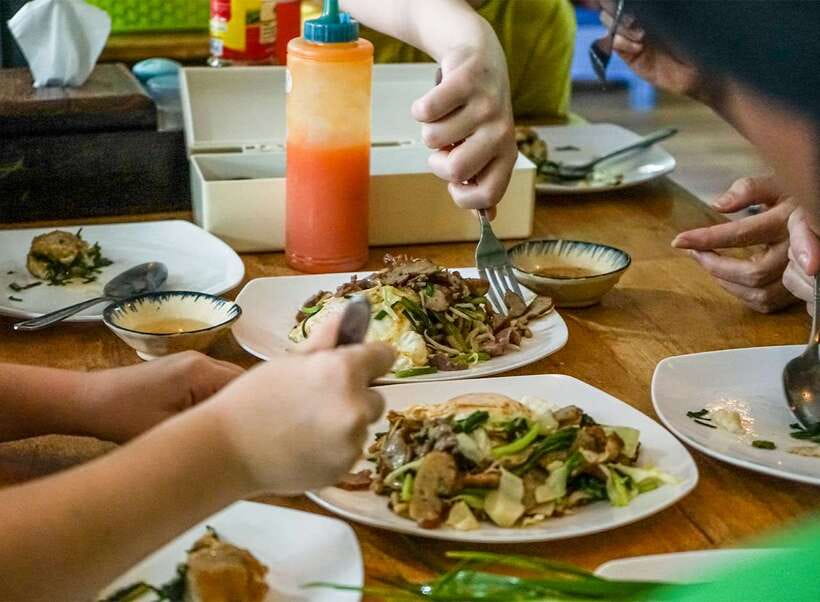 Siem Reap: Evening Food Tour with 10 Local Tastings - Restaurant hour: spring rolls, tofu, fruit, and the snail course