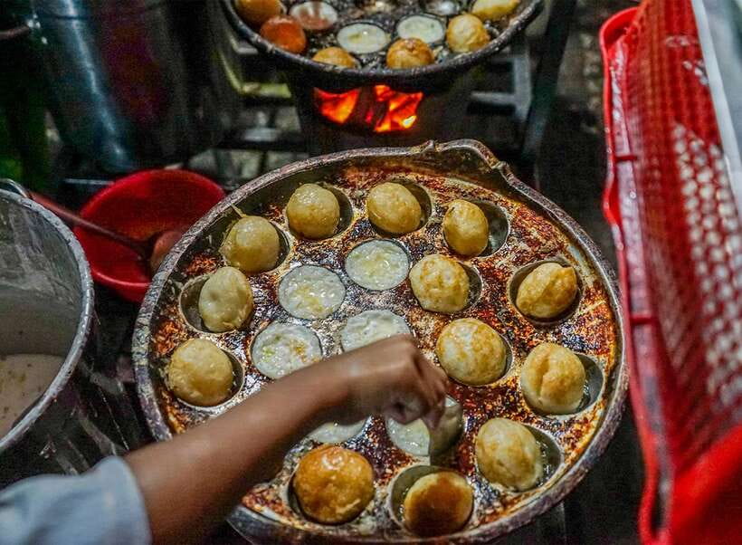Siem Reap: Evening Food Tour with 10 Local Tastings - Longs Bar wrap-up: a couple of beers and a calmer finish