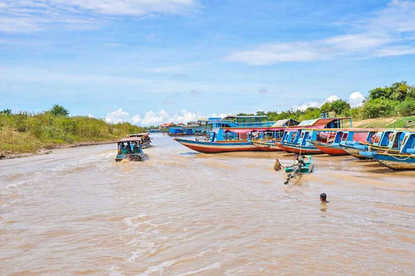 Siem Reap: Floating Village and Sunset Private Boat Tour - Tonle Sap Lake by boat, the floating villages up close