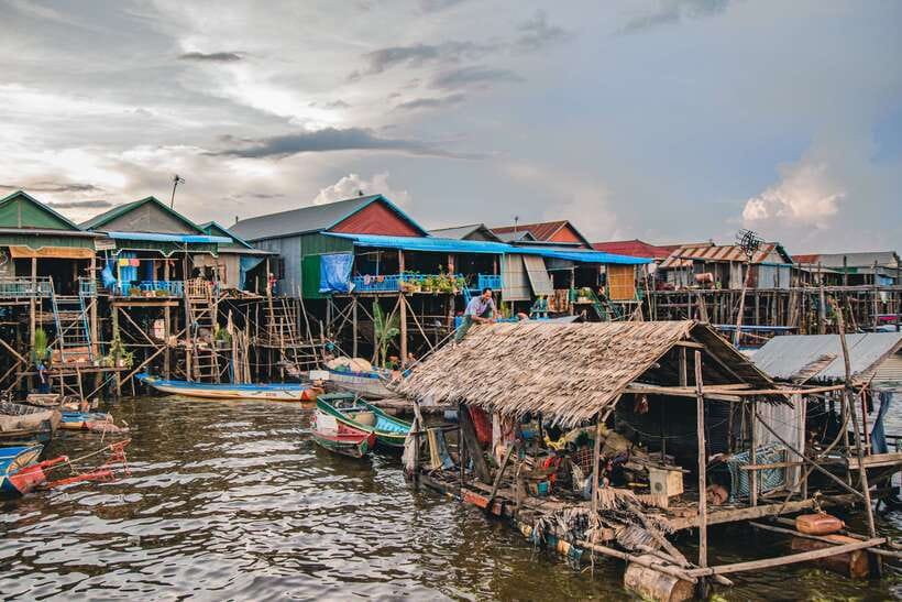 Siem Reap: Floating Village and Sunset Private Boat Tour - The family house stop near rice paddies