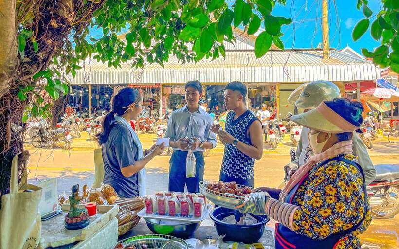 Siem Reap: FREE Market & Local Temple Tour - Heat management: cold drinks, air conditioned refreshments, and water