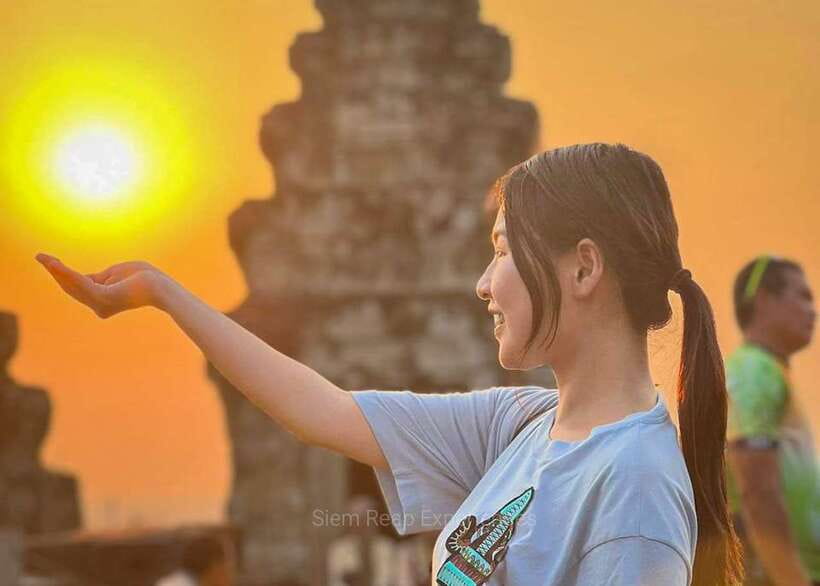 Siem Reap: Full-Day Angkor Wat Guided Tour with Sunset - Phnom Bakheng Sunset: The Steps, the View, and How to Time Your Climb