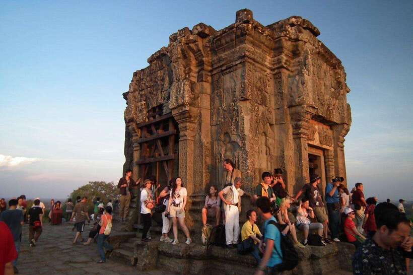 Siem Reap: Full Day Angkor Wat Temple Tour with Sunset - South Gate to Angkor Wat: The Main Show You Can Read With a Guide