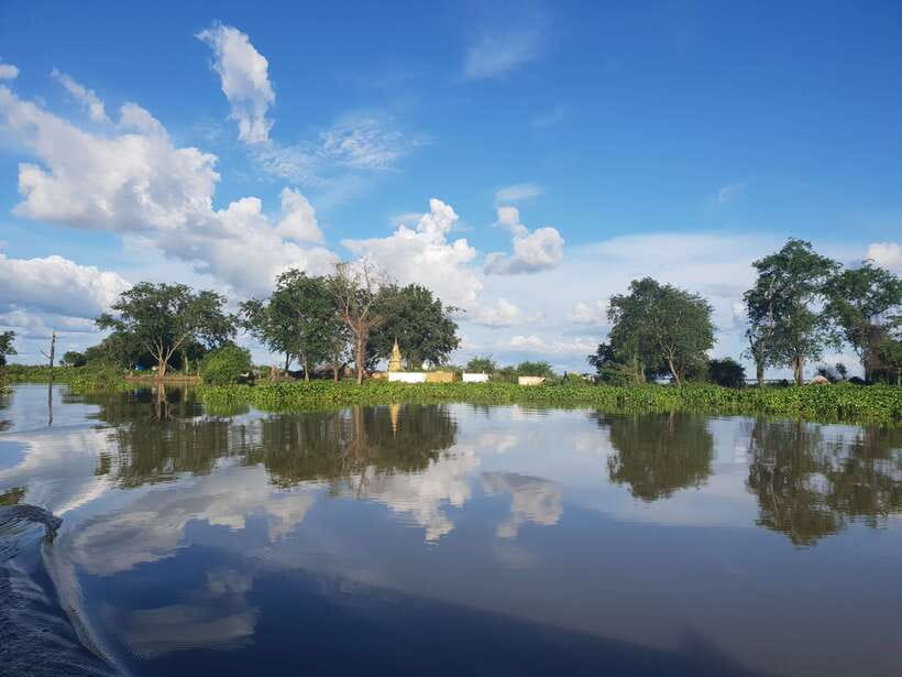 Siem Reap: Kompong Khleang Floating Village Guided Tour - What to bring and what to wear for comfort on the lake