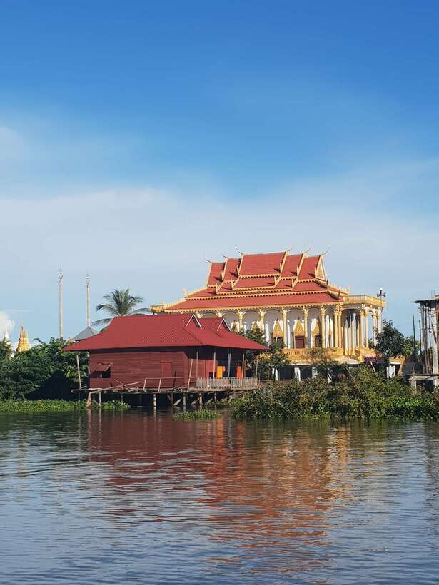 Siem Reap: Kompong Khleang Floating Village Guided Tour - Entering Kompong Khleang: stilt houses, fishermen, and farmers