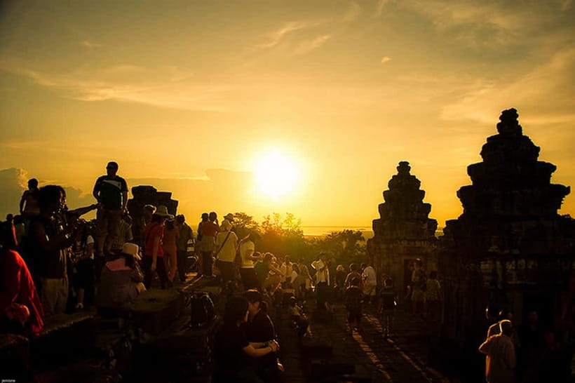 Siem Reap: Private Angkor Wat & Bakheng Mountain Sunset Tour - Phnom Bakheng: the sunset climb and why the view hits